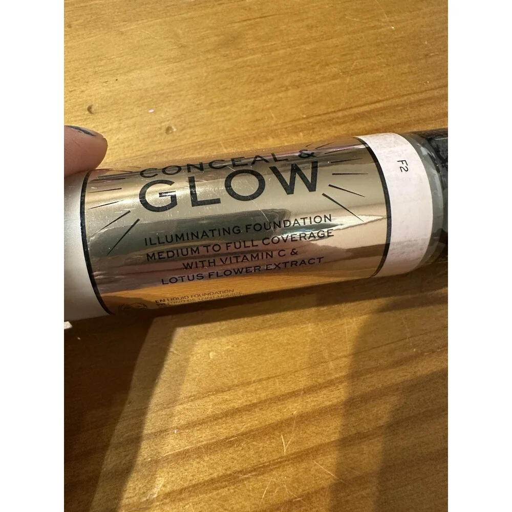 Makeup Revolution Conceal & Glow Foundation F2 23ml Illuminating Vegan